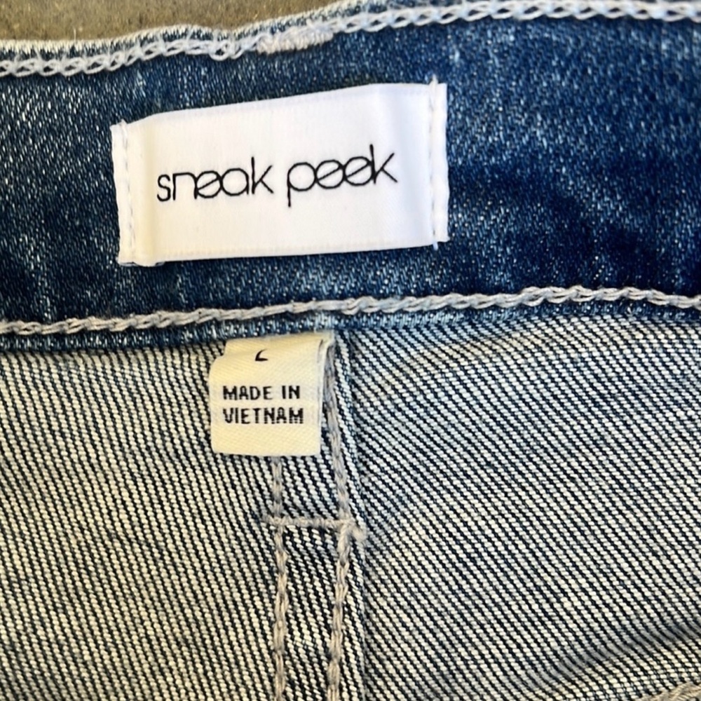 Sneak peek high rise denim short with frayed hem / LARGE - Picture 3 of 3